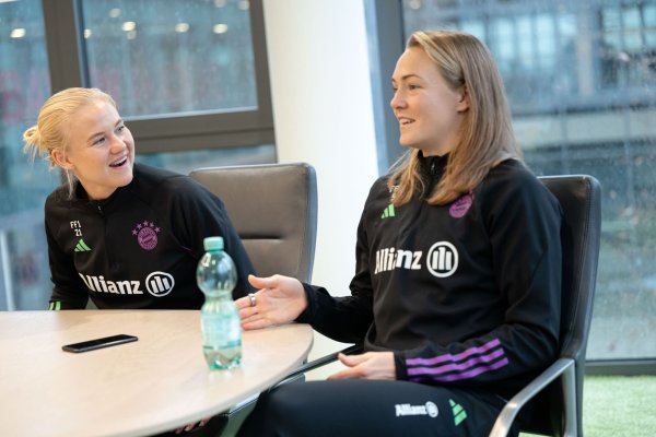 Pernille Harder (l) und Magdalena Eriksson vom FC Bayern beim Interview. - © Lukas Barth/dpa