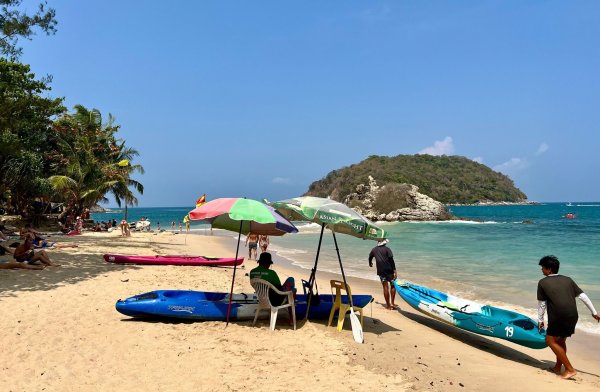 Trügerische Idylle am Strand von Phuket: Ein Mann schützt sich dort vor der brütend heißen Sonne. Seit Tagen leiden die Menschen in weiten Teilen Südostasiens unter ungewöhnlich starker Hitze. - © Carola Frentzen/dpa
