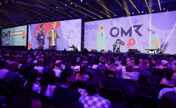 Kai Pflaume, Moderator, und Philipp Westermeyer (l), OMR-Geschäftsführer, begrüßen die Besucherinnen und Besucher bei der Eröffnung der Digital-Messe. - © Christian Charisius/dpa