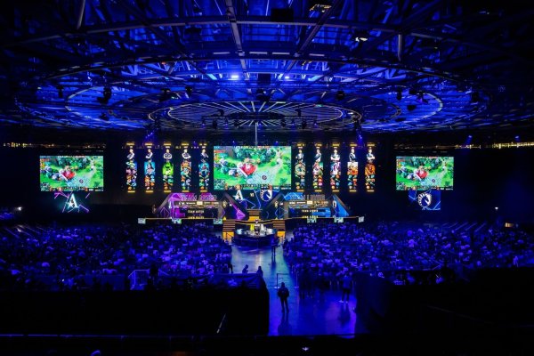 Täglich kamen rund 5000 Fans ins ausverkaufte Velodrom zum ESL One Dota 2 Major in Berlin. - © Christoph Soeder/dpa