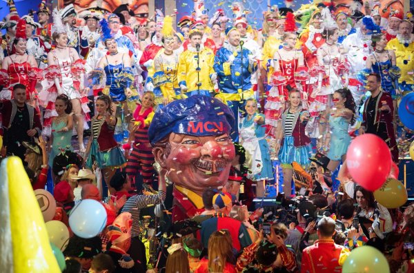 Kunterbunt, bissig, witzig, frech: Die Mainzer TV-Fastnacht. - © Boris Roessler/dpa
