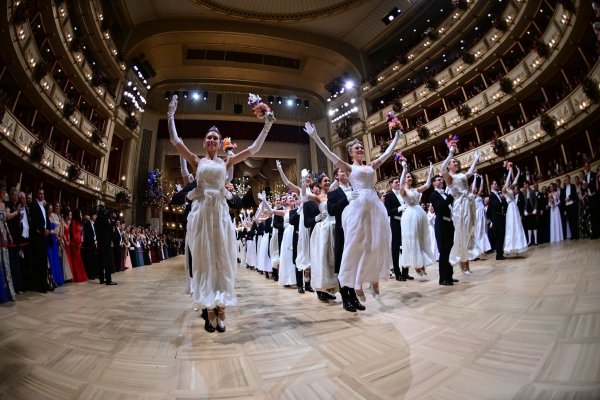 320 Debütantinnen und Debütanten eröffnen den Ball. - © Roland Schlager/APA/dpa