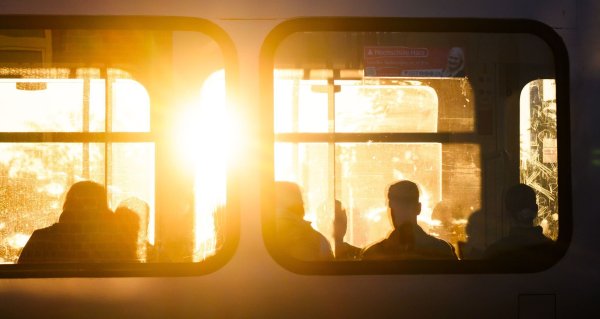 Autogenes Training, lesen oder kreative Tätigkeiten: Pendler können die Zeit in den öffentlichen Verkehrsmitteln sinnvoll nutzen. - © Julian Stratenschulte/dpa/dpa-tmn