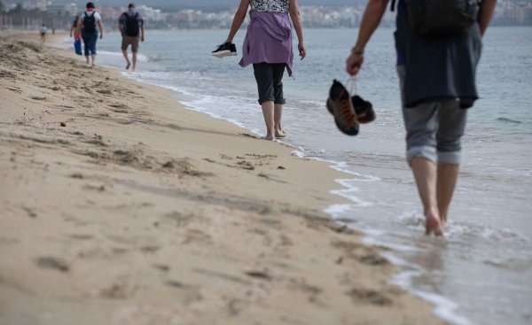 Sommer, Sonne, Strand: Zu den beliebtesten Reisezielen der Deutschen zählt wieder einmal Spanien. (Archivbild) - © Clara Margais/dpa