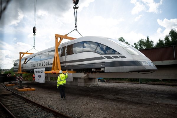 Große Autokräne brachten das Transrapid-Modell in Position - nun beleuchtet das Eisenbahnmuseum Bochum sein neues Exponat mit einer Sonderausstellung. (Archivfoto) - © Fabian Strauch/dpa