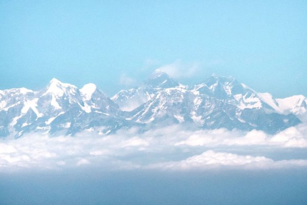 Blick auf das Himalaya-Gebirge mit dem Mount Everest. (Bild Archiv) - © Sina Schuldt/dpa
