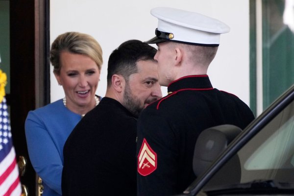 Selenskyj verlässt das Weiße Haus, ohne zu einer Vereinbarung mit Trump gekommen zu sein. - © Ben Curtis/AP/dpa