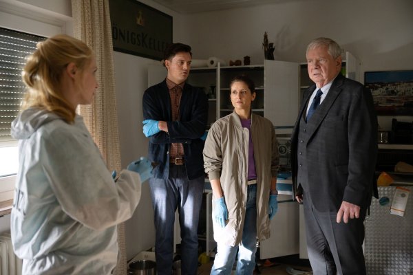 Oberstaatsanwalt Bernd Reuther (Rainer Hunold, r) - © Martin Kaufhold/ZDF/dpa