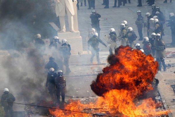 Vermummte schleuderten nach der Demo in Athen Brandsätze. - © Thanassis Stavrakis/AP/dpa