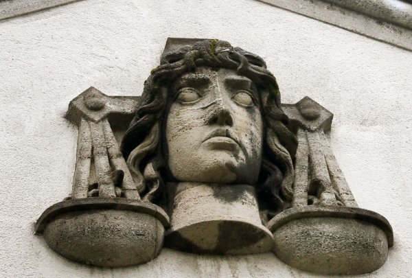 Ein 29-Jähriger muss sich in Krefeld wegen Totschlags vor Gericht verantworten. (Symbolbild) - © Ina Fassbender/dpa