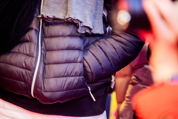 Hauptsache dick und gemütlich: Daunenjacken (mit Enten- oder Gänsedaunen) oder eben Puffer Jackets (meist mit synthetischen Isolationsmaterialien) sind sehr angesagt. - © Christoph Soeder/dpa