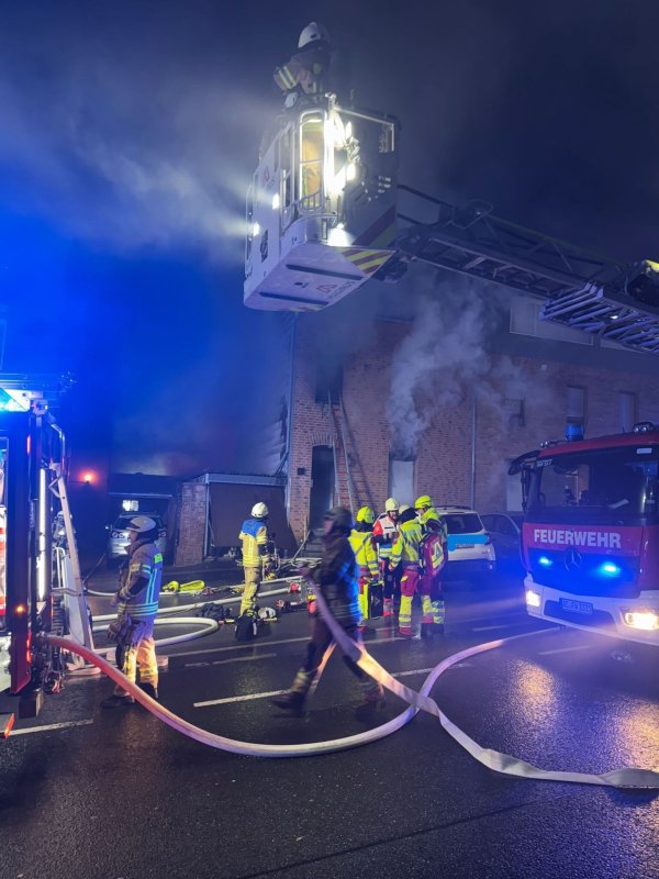 Eine Frau ist bei einem Wohnhausbrand in Eschweiler ums Leben gekommen. Ihr Mann und ihre Enkelkinder konnten gerettet werden. - © -/Stadt Eschweiler/dpa