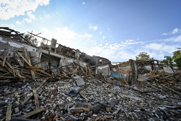 Frontnahe Siedlungen in der Ostukraine wie die Stadt Myrnohrad geraten immer wieder unter russischen Beschuss mit zivilen Opfern. (Archivbild) - © -/ukrin/dpa
