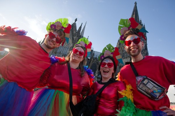 Für den Rosenmontag können sich Karnevalisten über ein paar Sonnenstrahlen freuen. - © Henning Kaiser/dpa