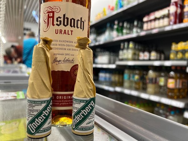 Der Hersteller des Kräuterbitters Underbach und des Weinbrands Asbach Uralt hat weniger Geld in die Kasse bekommen. (Archivbild) - © Wolf von Dewitz/dpa