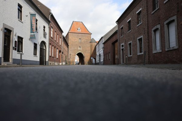 Die Heinsberger Straße in Gangelt im Kreis Heinsberg. Der Ort war 2020 einer der ersten Corona-Hotspots in Deutschland. - © Oliver Berg/dpa
