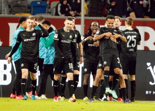 Fürth triumphiert in Düsseldorf - © Roland Weihrauch/dpa