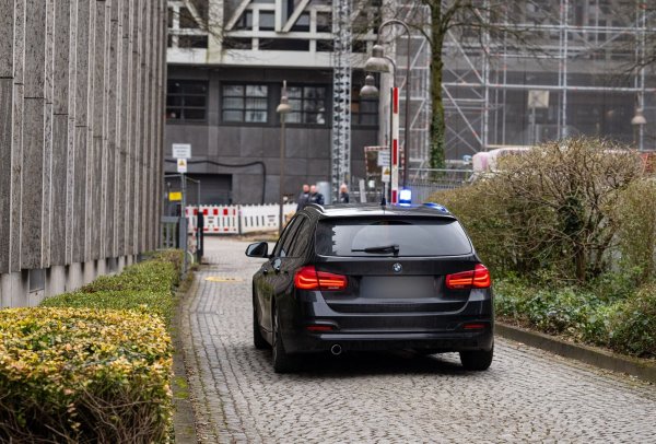 Nach den Schüssen vor dem Bielefelder Landgericht wird der Tatverdächtige zum Haftrichter gefahren. - © Guido Kirchner/dpa