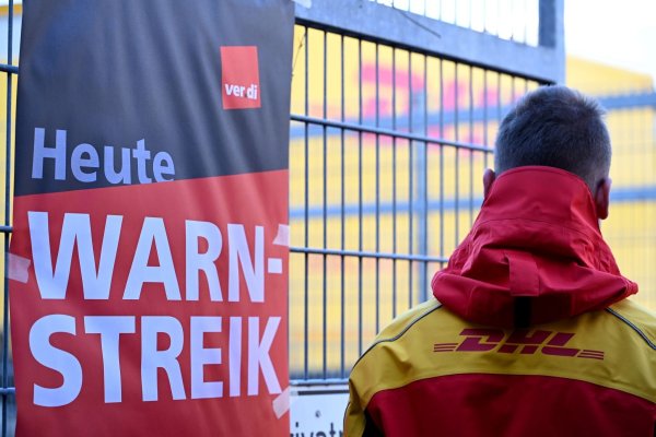 Ein warnstreikender DHL-Mitarbeiter an einem Standort der Post, die zu DHL gehört. - © Wolf von Dewitz/dpa