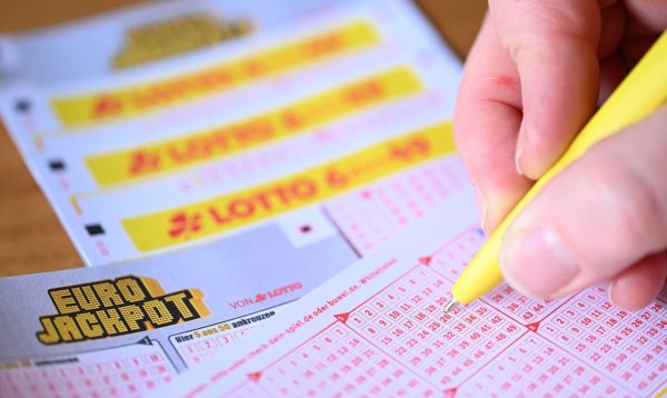 Eine Tippgemeinschaft holt sich den Eurojackpot. (Archivbild) - © Bernd Weißbrod/dpa