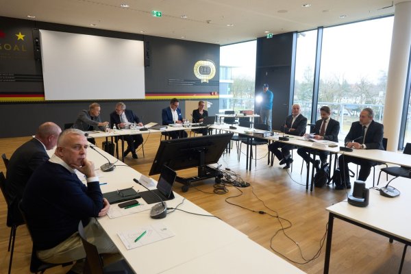 Union-Präsident Dirk Zingler (li.) und Bochums Geschäftsführer Ilja Kaenzig (ganz rechts) beim DFB-Bundesgericht in Frankfurt - © Thomas Frey/dpa