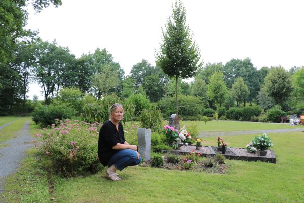 Zwischen den Stelen: Iris Diekmann macht sich um die Zukunft des Waldfriedhofs keine Sorgen. - © Guntmar Wolff