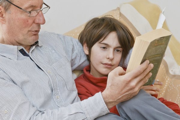 Kinder lieben es, wenn Erwachsene vorlesen - © Foto: Markus Scholz/dpa-tmn