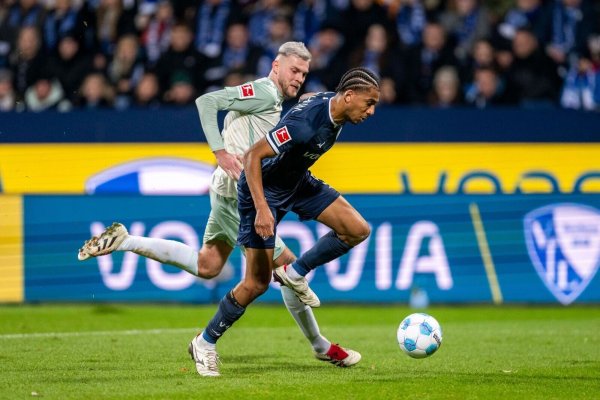 Bernardo (r) und seine Mitspieler strauchelten auch gegen Bremen. - © David Inderlied/dpa