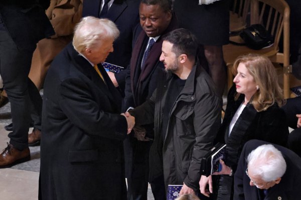 Der ukrainische Präsident Wolodymyr Selenskyj und der gewählte US-Präsident Donald Trump haben sich in Paris getroffen, um auch über die Ukraine zu sprechen. - © Ludovic Marin/POOL AFP/AP/dpa