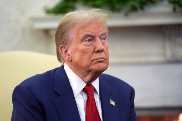 Trump reagiert ausweichend auf Nachfragen dazu, ob er Drohungen gegen politische Gegner nach seiner Amtseinführung wahr machen wird. (Archivbild) - © Evan Vucci/AP/dpa