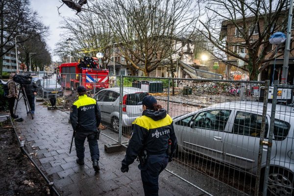 Die Bergungsarbeiten am Ort der Katastrophe in Den Haag gehen weiter. - © Josh Walet/ANP/dpa