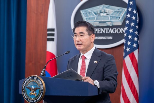 Kim Yong Hyun, ehemaliger Verteidigungsminister von Südkorea, ist von der Staatsanwaltschaft verhaftet worden. - © Kevin Wolf/AP/dpa