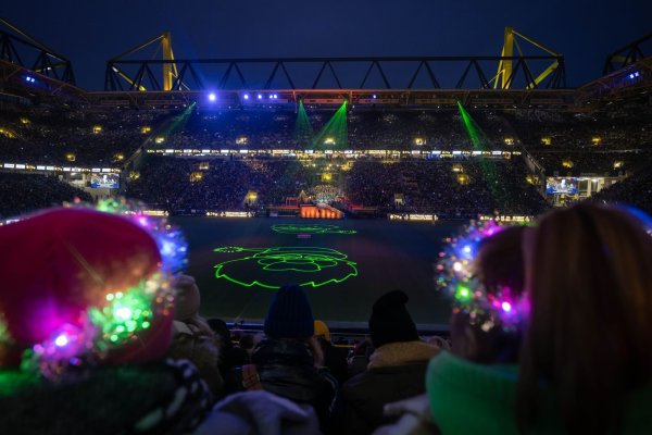 Auch in diesem Jahr singen wieder über 70.000 Menschen im Stadion von Borussia Dortmund Weihnachtslieder. (Archivbild) - © Bernd Thissen/dpa