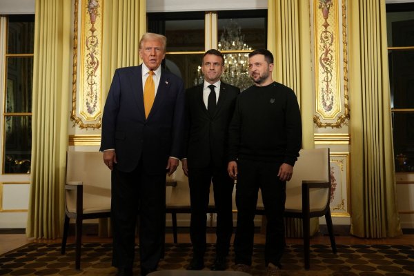 Trump nutzte seine erste Auslandsreise seit dem Wahlsieg für Gespräche zur Ukraine. - © Aurelien Morissard/AP/dpa