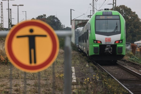700 neue Lokführer will die Bahn-Branche 2025 ausbilden - sie werden dringend gebraucht. (Symbolbild) - © Oliver Berg/dpa