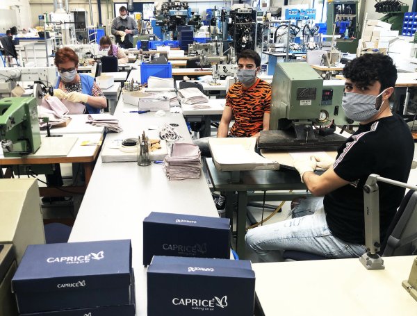 Fachkräfte der Entwicklungsabteilung der CAPRICE Schuhfabrik fertigen Mund- und Nasenbedeckungen, die
Pflegeheimen kostenlos zur Verfügung gestellt werden. - © Wortmann Gruppe