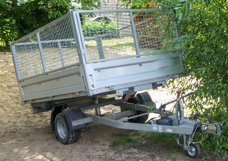 Dieser Kipper stand auf dem Gelände der Kita. - © Polizei Lippe