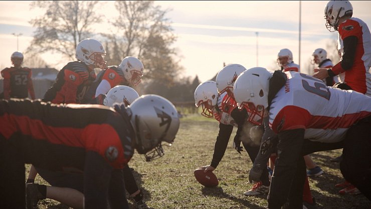 Hier bilden Spieler der White Hawks die sogenannte "Line of Scrimmage", die vor Beginn eines jeden Spielzuges gebildet wird. - © Jannik Stodiek