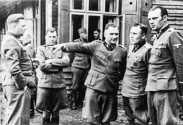 Gruppenbild: (v.l.) Josef Kramer (KZ-Kommandant in Auschwitz-Birkenau), KZ-Lagerarzt Josef Mengele, Richard Baer (KZ-Kommandant in Auschwitz), Adjutant Karl Höcker und Walter Schmidetzki (SS-Obersturmführer) - © United States Holocaust Memorial Museum