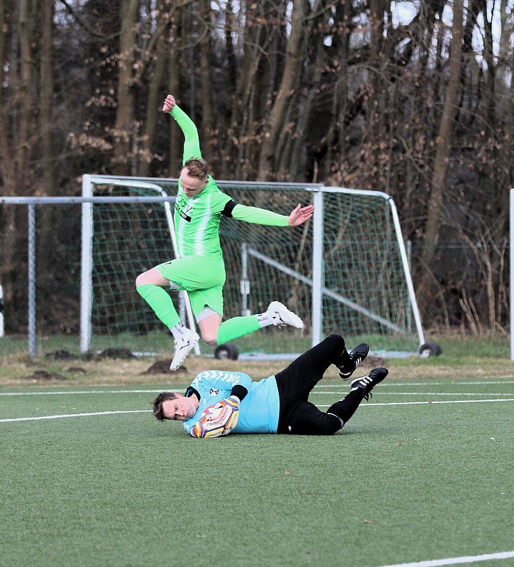 Werl-Aspes Torwart Sören Krack ist zur Stelle und schnappt sich den Ball vor dem Ahmser Kapitän Sören Seifert. - © Oliver König