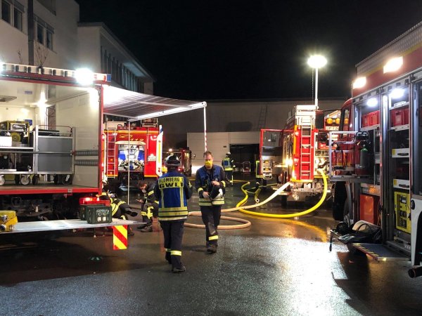 57 Einsatzkräfte waren vor Ort, um den Brand bei Phoenix Contact zu löschen. - © Feuerwehr Blomberg