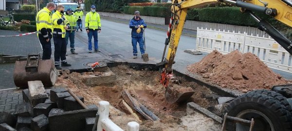 Um den Fehler am Stromkabel zu suchen, wird das Erdreich an der Detmolder Straße aufgegraben. Dabei entdecken die Bauarbeiter, dass hier auch Gas aus der Hauptleitung austritt.  - © Knut Dinter