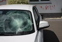 Nächtlicher Vandalismus: Hässliche Schmierereien wurden an fünf Häusern in Borgentreich mit roter Farbe aufgesprüht. Zudem wurden drei Autos massiv beschädigt. - © Ludwig