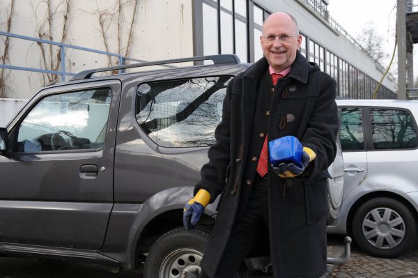 Dieser Eiswürfel mit einer Kantenlänge von zehn Zentimetern schmilzt, wenn ein durchschnittlicher Mittelklassewagen 200 Meter weit fährt - Professor Manfred Sietz von der Hochschule OWL macht mit Eiswürfeln den Klimawandel sichtbar. - © Hochschule OWL