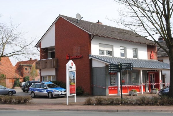 Die Sparkassen-Filiale in Petershagen-Windheim ist am Dienstagmorgen überfallen worden. - © Ulrich Westermann