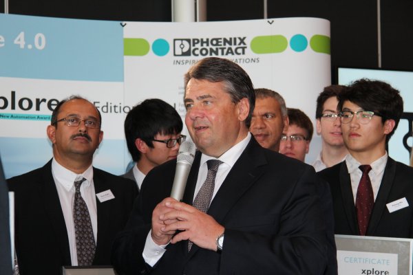 Zu Gast bei Phoenix Contact: Vize-Kanzler Sigmar Gabriel besucht auf der Hannover Messe den Hauptstand der Blomberger Firma. - © Thomas Reineke
