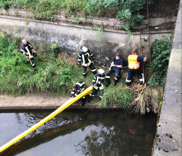 Einsatzkräfte der Salzufler Wehr setzen zwei Ölsperren. - © Feuerwehr Bad Salzuflen