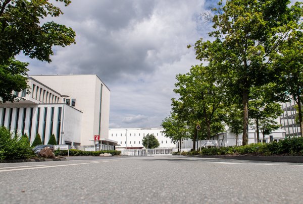 Die Zufahrt zum Werksgelände der Firma Tönnies. Vertreter der Bezirksregierung, des Kreises Gütersloh und der Stadt Rheda-Wiedenbrück beraten darüber wann und unter welchen Voraussetzungen im Werk in Rheda-Wiedenbrück wieder der Betrieb aufgenommen werden kann. Tönnies hatte zuvor ein Konzept vorgestellt, wie im Unternehmen zukünftig die Vorgaben der Corona-Schutzverordnung und des Arbeitsschutzes erfüllt werden sollen. - © Guido Kirchner/dpa
