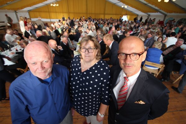 Hans Groth (links) mit Iris Schön und Gastredner Jürgen Osterhage bei der 50-Jahr-Feier im August. - © Jens Rademacher