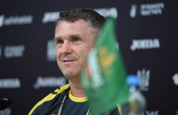 Rebrow setzt beim EM-Qualifikationsspiel gegen Italien auf das Leverkusener Publikum. - © Carmen Jaspersen/dpa